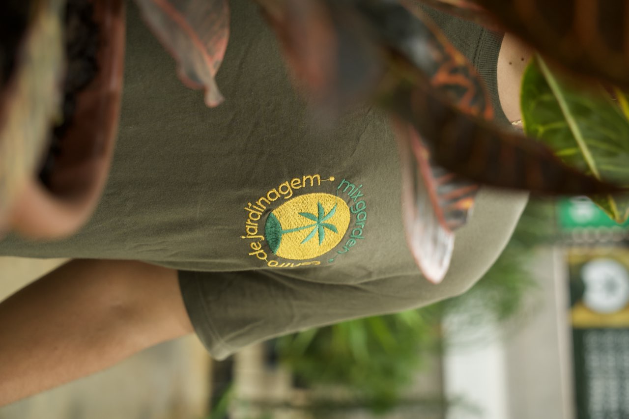 Camiseta Mix Garden entre as plantas do viveiro